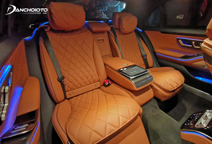 Hàng ghế sau Mercedes S450 2023 chuẩn chỉnh dành cho thương gia với không gian rộng rãi