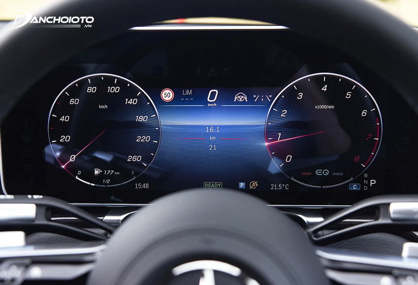 Phía sau vô lăng Mercedes S450 2022 là màn hiển thị đa thông tin kiểu nổi 12.3 inch hình ảnh sắc nét, giao diện sống động