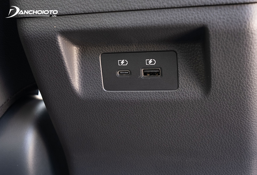 Cổng sạc cho hàng ghế thứ hai của Xpander có 1 USB thông thường, 1 Type-C