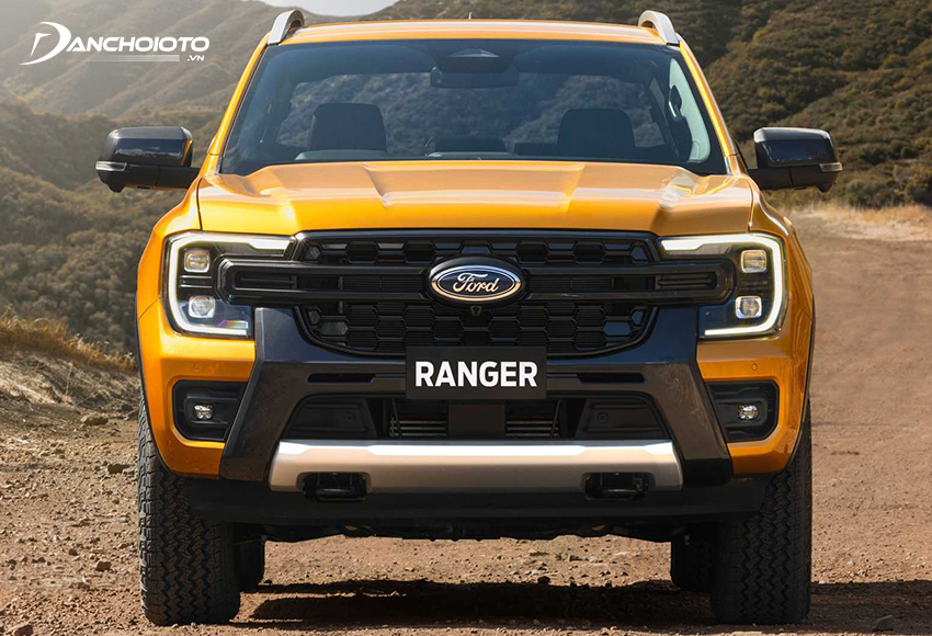 Đầu xe Ford Ranger 2022 – 2023 được tạo hình góc cạnh, vuông vắn, hầm hố