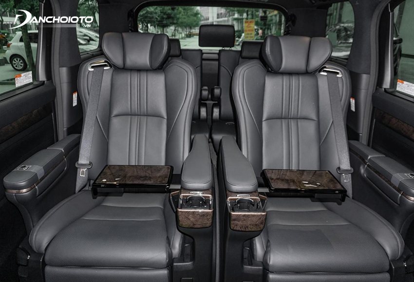 Hàng ghế thứ hai Toyota Alphard 2023 chuẩn chỉnh VIP dành cho doanh nhân với không gian siêu rộng