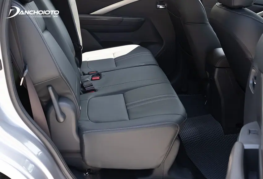 Hàng ghế thứ hai của Mitsubishi Xpander 2024 có khoảng để chân tương đối ổn