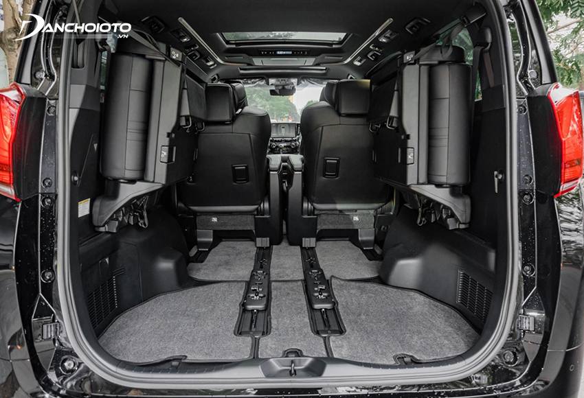 Khoang hành lý Toyota Alphard 2022 khá nhỏ có thể linh động gập các hàng ghế sau lại khi cần 