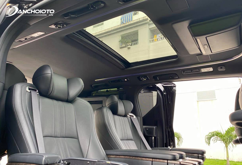 Toyota Alphard 2023 có 2 cửa sổ trời cho hàng ghế trước và hàng ghế sau