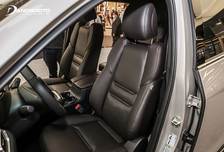 Hàng ghế trước Mazda CX-8 2023 được trang bị tính năng ghế chỉnh điện, tích hợp làm ấm