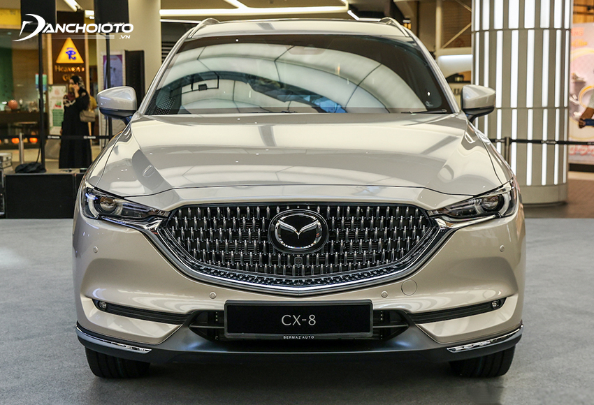 Mazda CX-8 2023 tiếp tục duy trì những đường nét tạo hình sống động từ ngôn ngữ thiết kế KODO