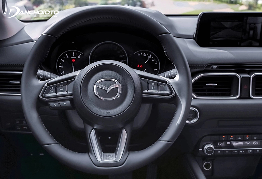 Vô lăng 3 chấu trên Mazda CX-8 2022 duy trì kiểu dáng từ “người tiền nhiệm”