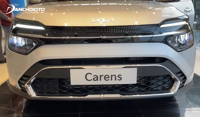 Kia Carens 2022 có lưới tản nhiệt hình kim cương đen viền chrome