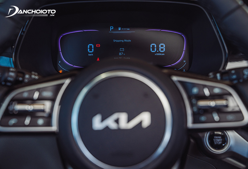 Phía sau tay lái là màn hình kỹ thuật số 4.2 inch của Kia Carens 2022