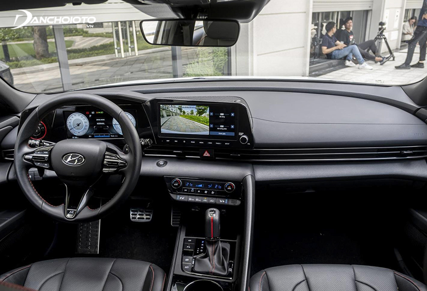 Bên trong Hyundai Elantra 2023 được nâng cấp hoàn toàn với nhiều trang bị tiện nghi hơn