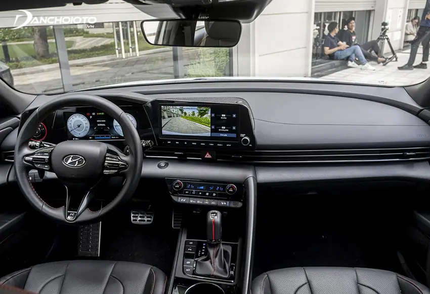 Bên trong Hyundai Elantra 2024 được nâng cấp hoàn toàn với nhiều trang bị tiện nghi hơn
