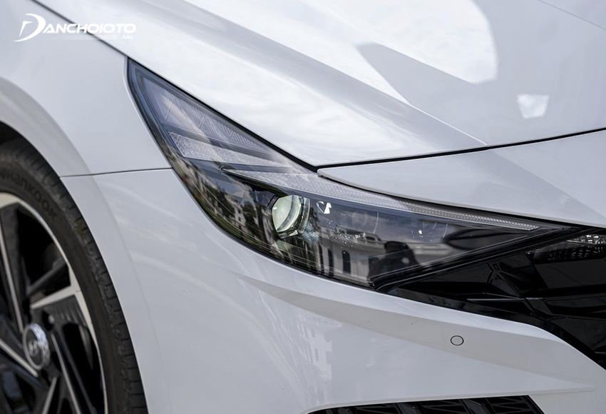 Cụm đèn trước thiết kế sắc nét nối liền với lưới tản nhiệt của Hyundai Elantra 2023