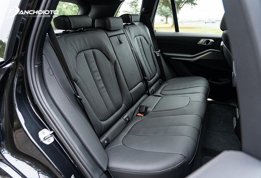 Hàng ghế thứ hai của BMW X5 2022 thoải mái duỗi chân