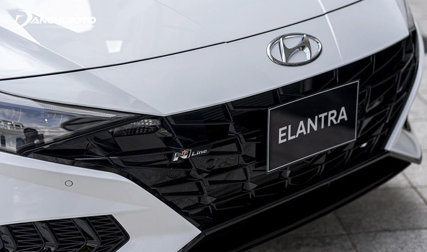 Phần đầu Hyundai Elantra 2023 nổi bật với lưới tản nhiệt kích thước lớn
