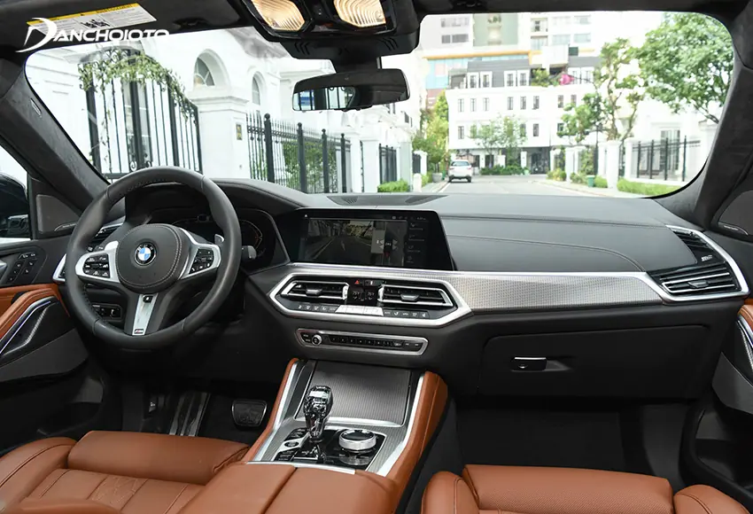 Khoang nội thất BMW X6 2024 hiện đại với các chi tiết ốp gỗ và bọc da