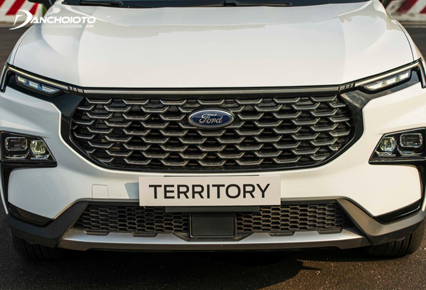 Phần đầu Ford Territory 2023 “phẳng” hơn so với phong cách thường thấy của nhà Ford