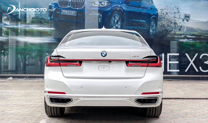 BMW 7 Series 2023 có cụm ống xả hình thang mạ chrome nằm đối xứng ở phần đuôi
