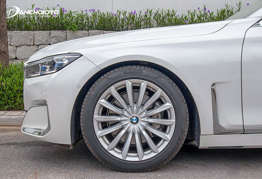 Bộ mâm đa chấu kích thước 20 inch của BMW 7 Series 2022 mạ chrome sang trọng