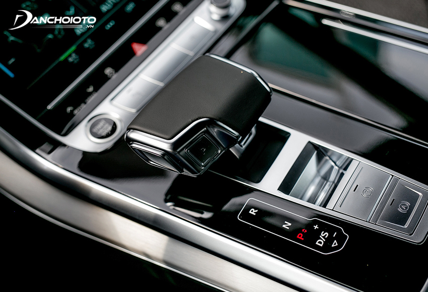 Cụm cần số của Audi Q7 2022 bọc da kết hợp cùng chi tiết mạ chrome cao cấp