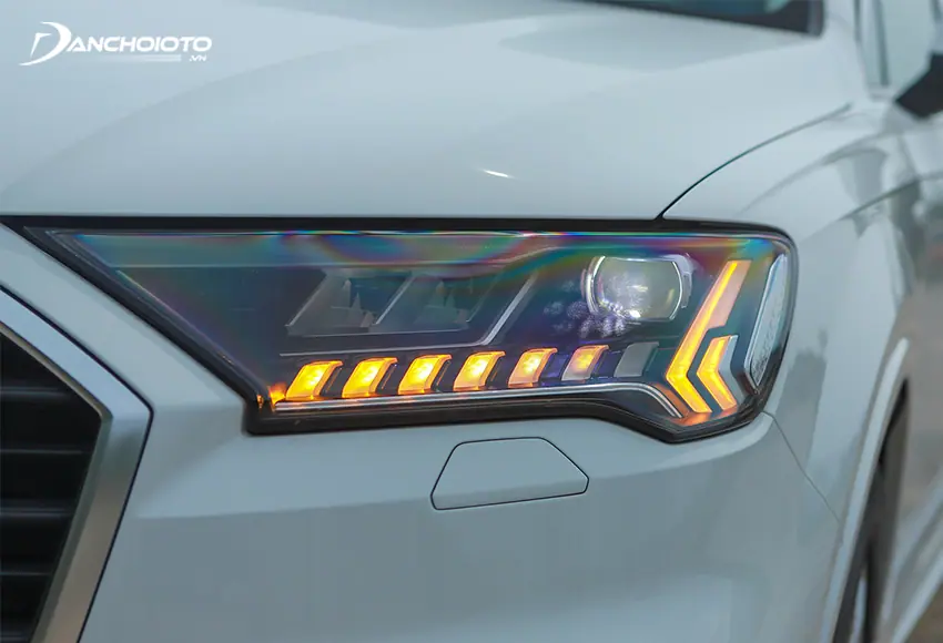 Đèn pha của Audi Q7 2024 sử dụng hệ thống chiếu sáng LED Matrix độc đáo