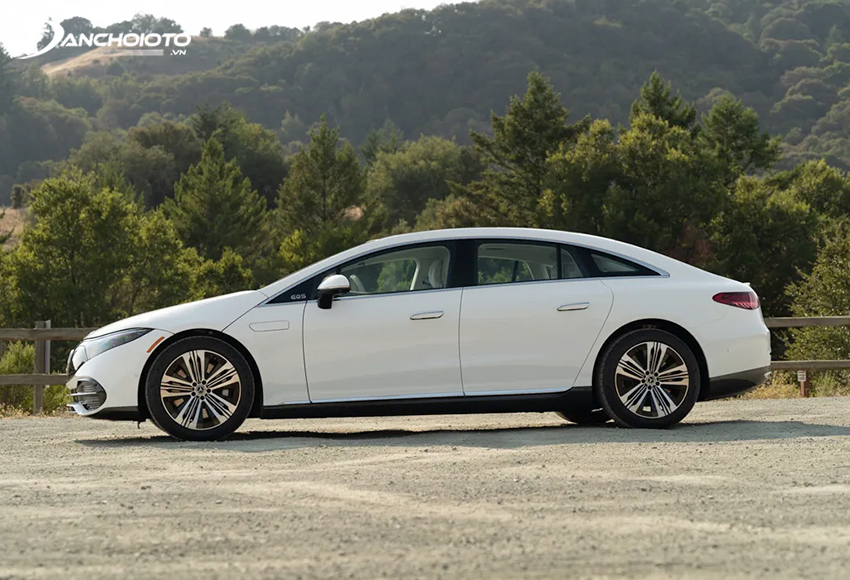 Đường vuốt mái cong của Mercedes-Benz EQS 2023 nhìn tương đồng với dòng xe coupe