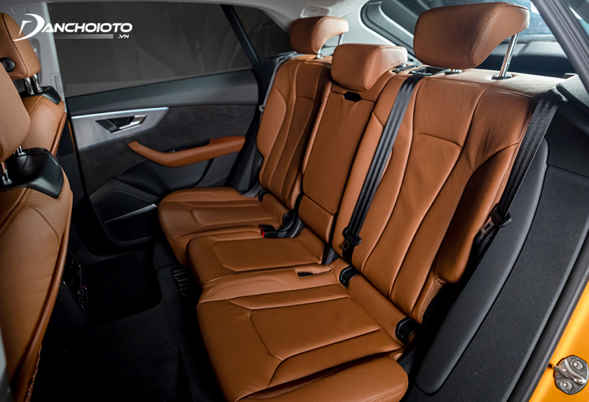 Hàng ghế sau Audi Q8 2022 có bệ tựa tay, điều chỉnh được độ nghiêng