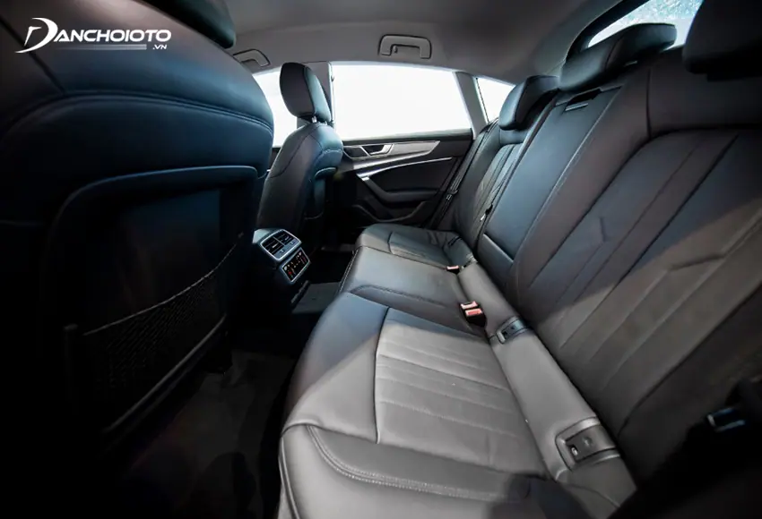Hàng ghế thứ hai Audi A7 Sportback 2024, có khoảng trống để chân thoáng