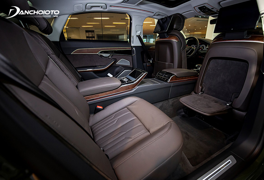 Hàng ghế sau Audi A8L 2022 thoải mái để chân với nhiều tiện nghi hiện đại
