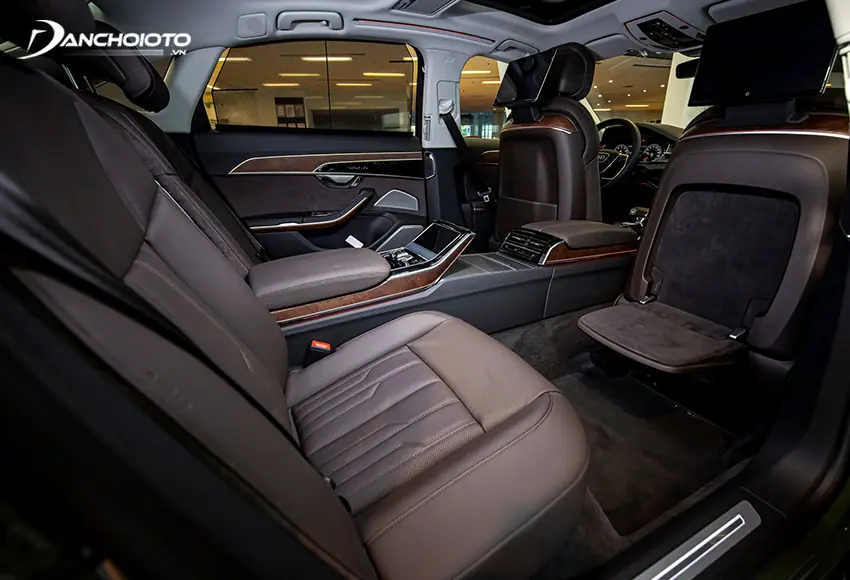 Hàng ghế sau Audi A8L 2024 thoải mái để chân với nhiều tiện nghi hiện đại