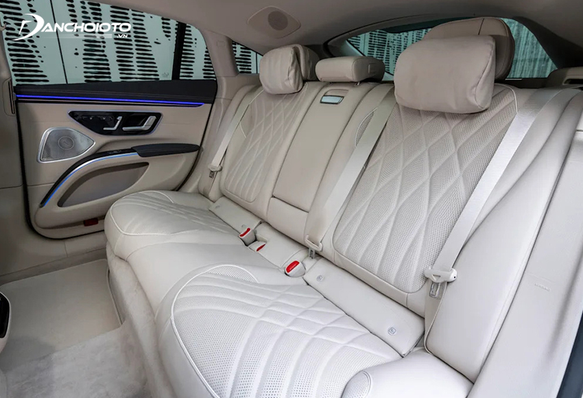 Hàng ghế thứ hai của Mercedes-Benz EQS 2023 có không gian rộng rãi và nhiều tính năng hiện đại như sưởi, chỉnh điện, nhớ vị trí