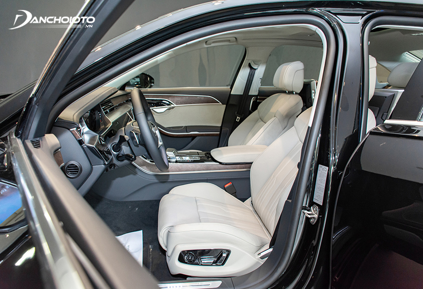 Hàng ghế trước Audi A8L 2023 có tính năng chỉnh điện, bơm lưng và nhớ vị trí