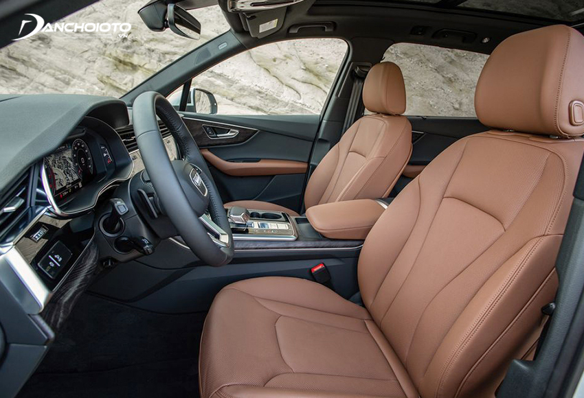 Hàng ghế trước Audi Q7 2023 có chức năng chỉnh điện với tựa tay trung tâm