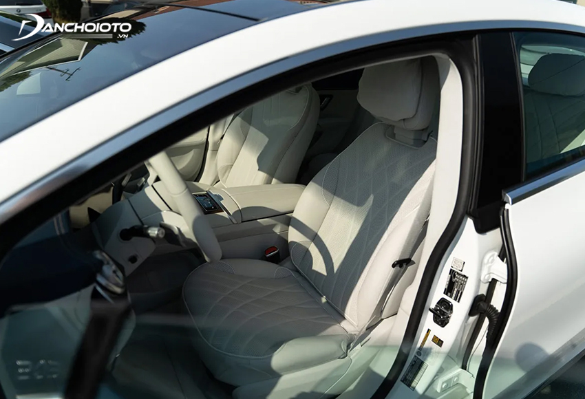 Hàng ghế trước có tính năng chỉnh điện, sưởi, nhớ vị trí của Mercedes-Benz EQS 2023