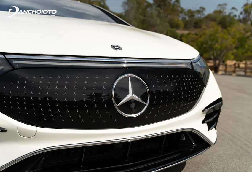 Lưới tản nhiệt dạng kim cương kết hợp cùng logo 3 cánh tăng thêm tính nhận diện cho Mercedes-Benz EQS 2022