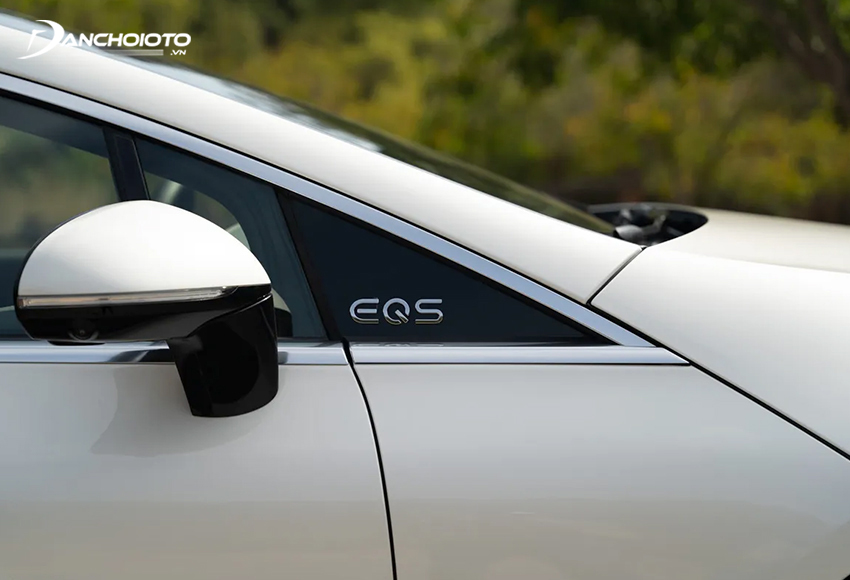 Mercedes-Benz EQS 2023 có gương chiếu hậu có chức năng chỉnh gập điện