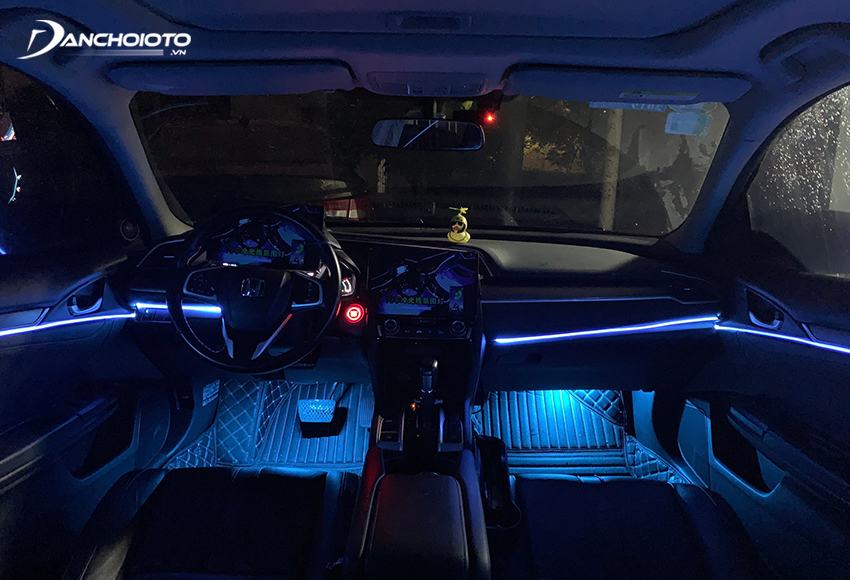 Nhiều mẫu xe cao cấp đã tích hợp sẵn chức năng đèn viền nội thất đa màu đầy hiện đại
