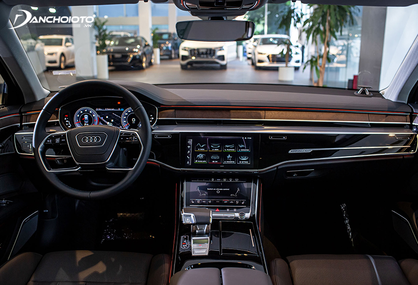 Không gian nội thất Audi A8L 2022 rộng rãi được bọc da cùng dải gỗ sang trọng