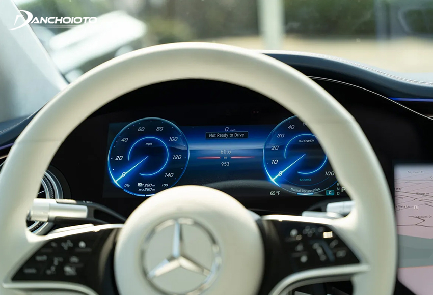 Phía sau tay lái Mercedes-Benz EQS 2023 là màn hình đa thông tin kích thước 12.3 inch
