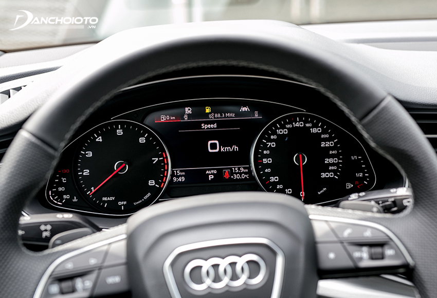 Phía sau vô lăng Audi Q7 2022 là màn hình tốc độ điện tử Audi virtual cockpit