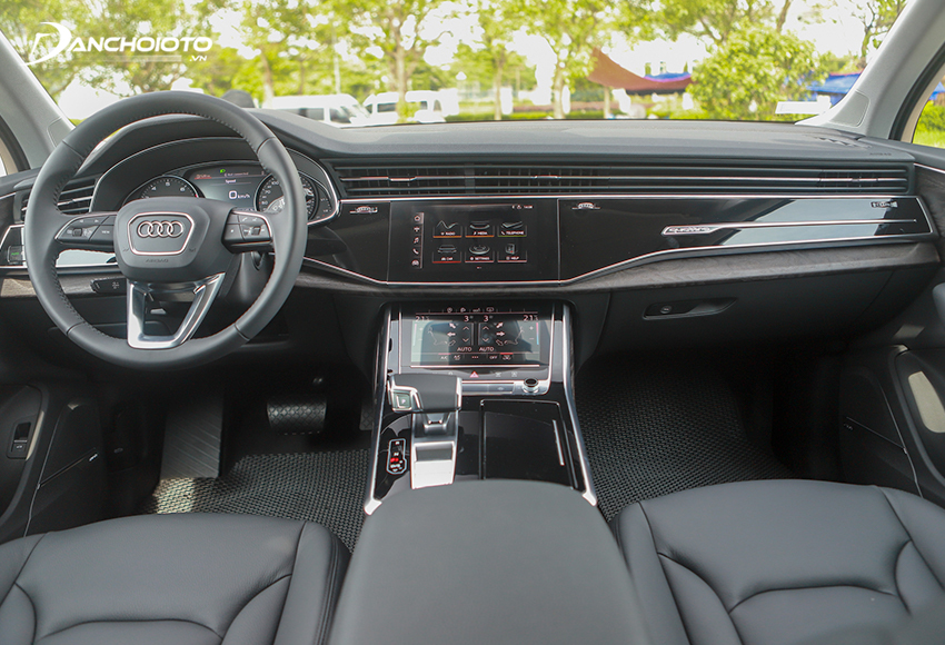 Taplo của Audi Q7 2022 được bọc da và ốp gỗ sang trọng