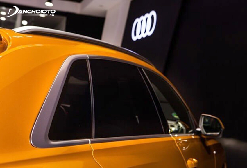 Viền cửa sổ bên ngoài của Audi Q8 2022 mạ chrome sáng bóng