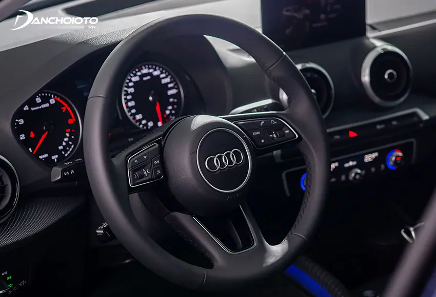 Audi Q2 2024 sử dụng vô lăng thể thao 3 chấu đa chức năng cho cảm giác rất bắt tay