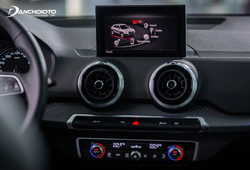 Audi Q2 2024 trang bị màn hình giải trí cảm ứng MMI radio plus 5,8 inch HD đặt ngay vị trí trung tâm bảng taplo