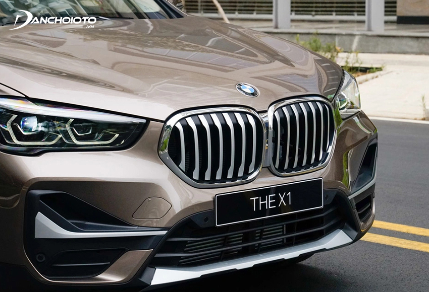 Đầu xe BMW X1 2022 nổi bật với cụm lưới tản nhiệt quả thận