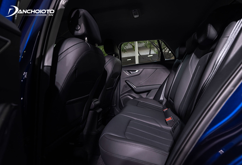 Hàng ghế sau Audi Q2 2023 không có bệ tỳ tay và cửa gió điều hòa