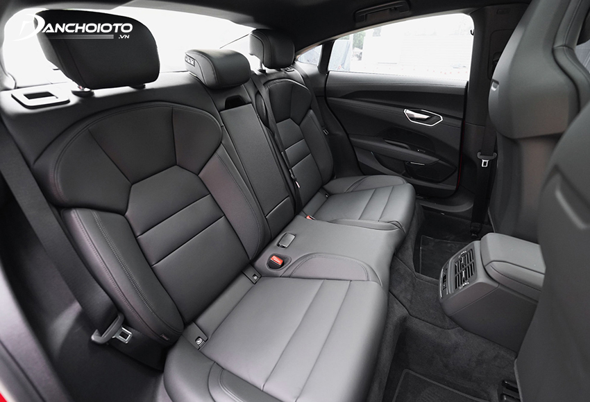 Hàng ghế sau Audi E-tron GT 2023 cho chỗ để chân khá thoải mái