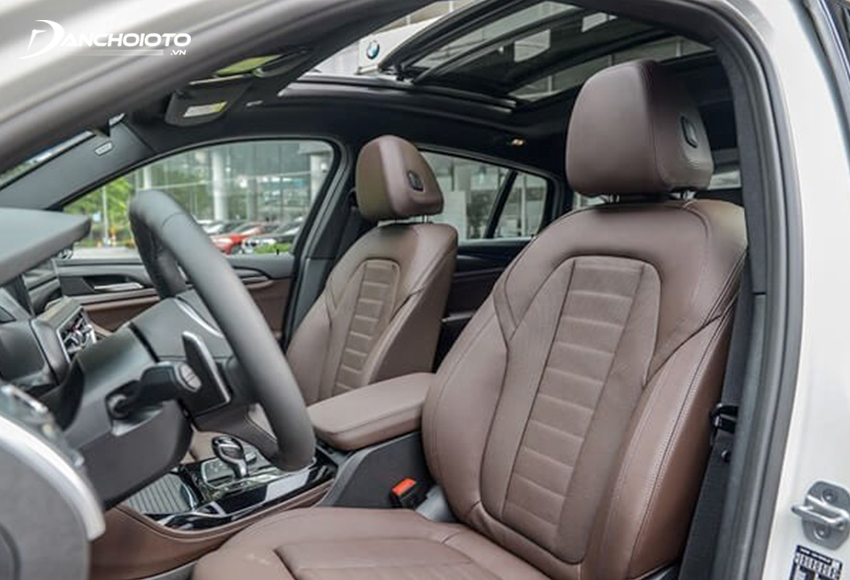 Hàng ghế trước của BMW X4 2023 có tính năng chỉnh điện cùng kiểu thể thao ôm sát cơ thể