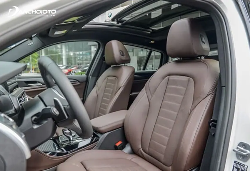 Hàng ghế trước của BMW X4 2024 có tính năng chỉnh điện cùng kiểu thể thao ôm sát cơ thể