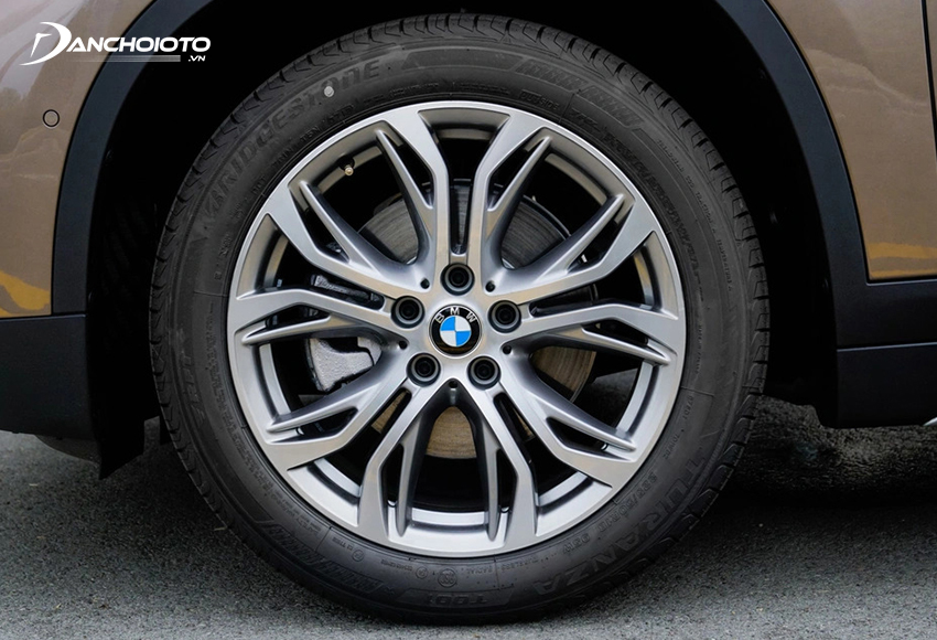 Mâm xe BMW X1 2022 kích thước 18 inch làm từ hợp kim nhôm