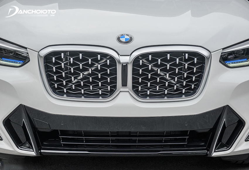 Nổi bật nhất phần đầu xe BMW X4 2022 chính là phần lưới tản nhiệt khác biệt so với đàn anh